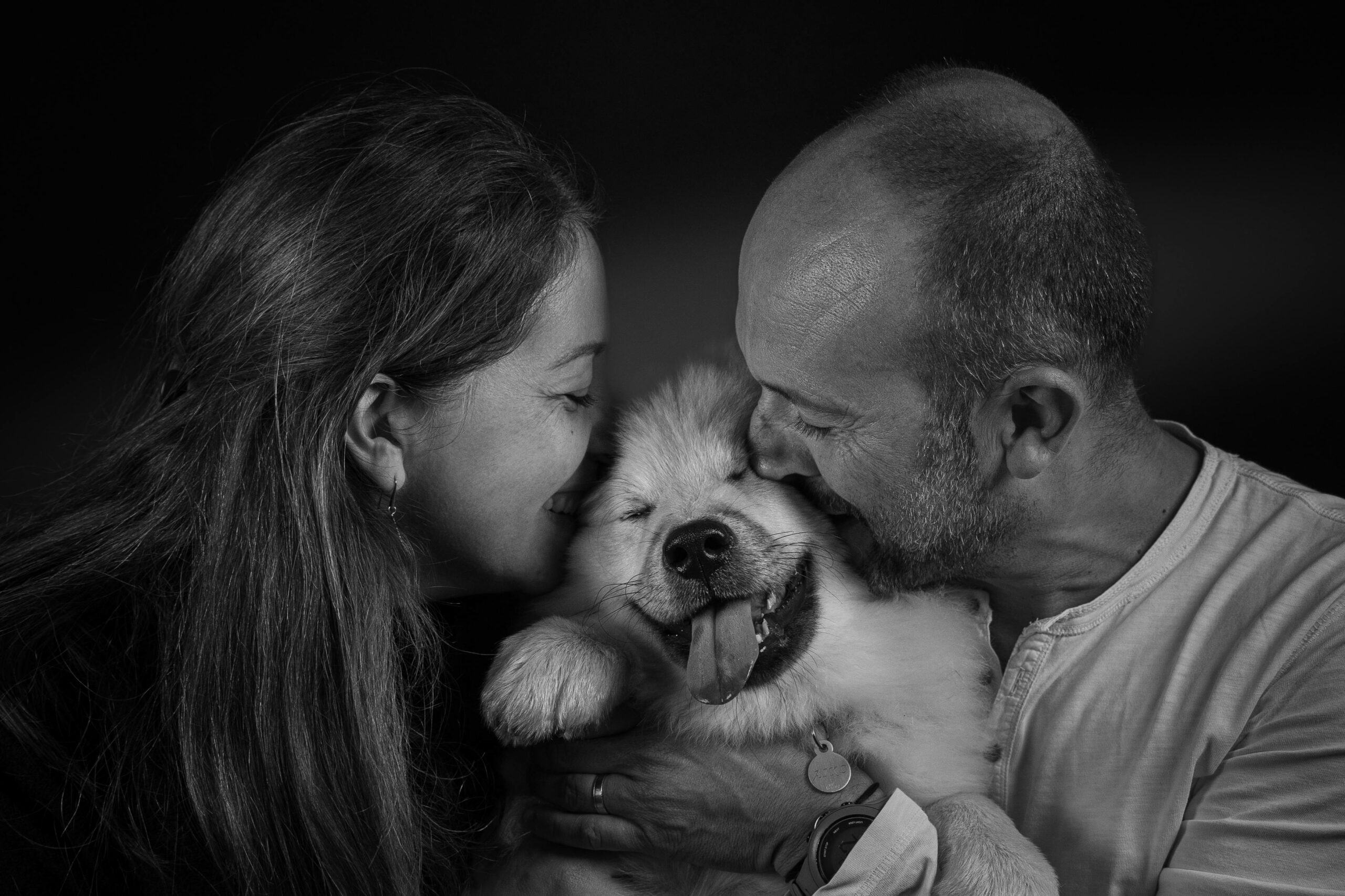 Une personne et son chien partagent un moment calme